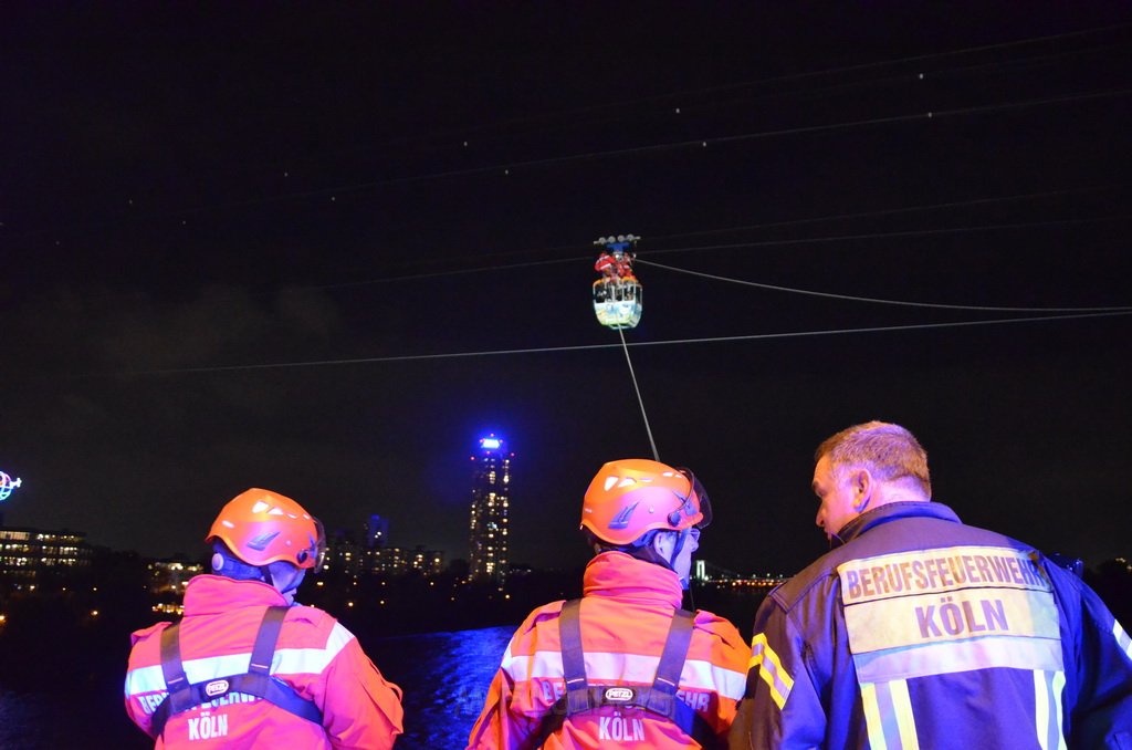 Einsatz BF Hoehenretter Koelner Seilbahn Hoehe Zoobruecke P2395.JPG